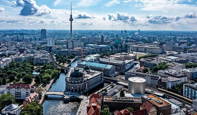 L’île aux Musées à Berlin, avec la tour de télévision à l’arrière-plan.