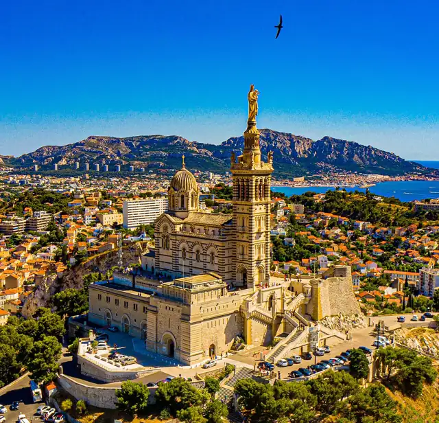 Notre-Dame-de-la-Garde et Marseille vues en hauteur.