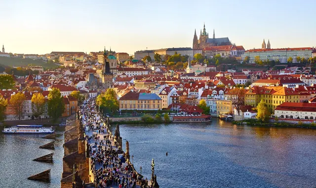Prague vue depuis la tour orientale du pont Charles.